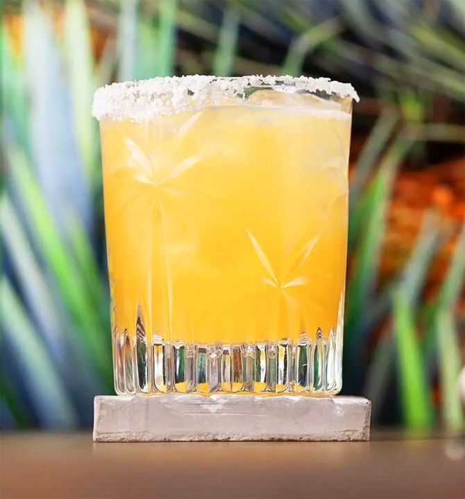 Mezcal og tequila cocktail “Hot Lips”